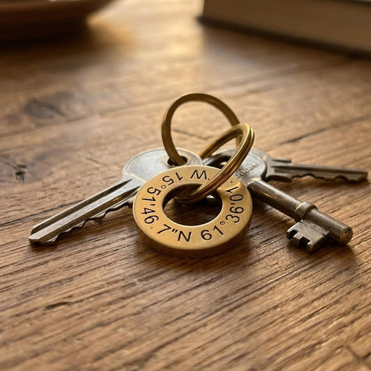 Personalisierter runder Koordinaten Anhänger mit Gravur | Schlüsselanhänger aus Metall | Geschenk mit Name Datum Ort | perfekt für Sie & Ihn