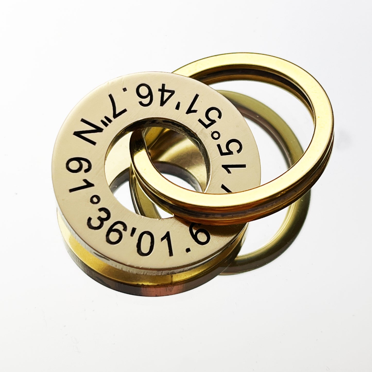 Personalisierter runder Koordinaten Anhänger mit Gravur | Schlüsselanhänger aus Metall | Geschenk mit Name Datum Ort | perfekt für Sie & Ihn